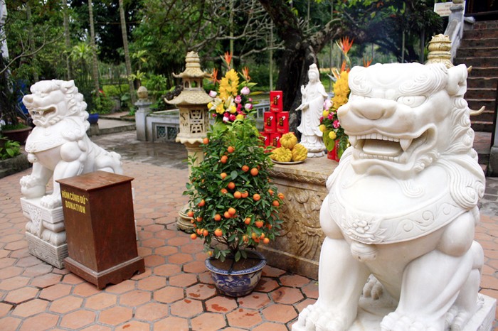 Hai pho tượng sư tử đá trước cửa chùa Một Cột